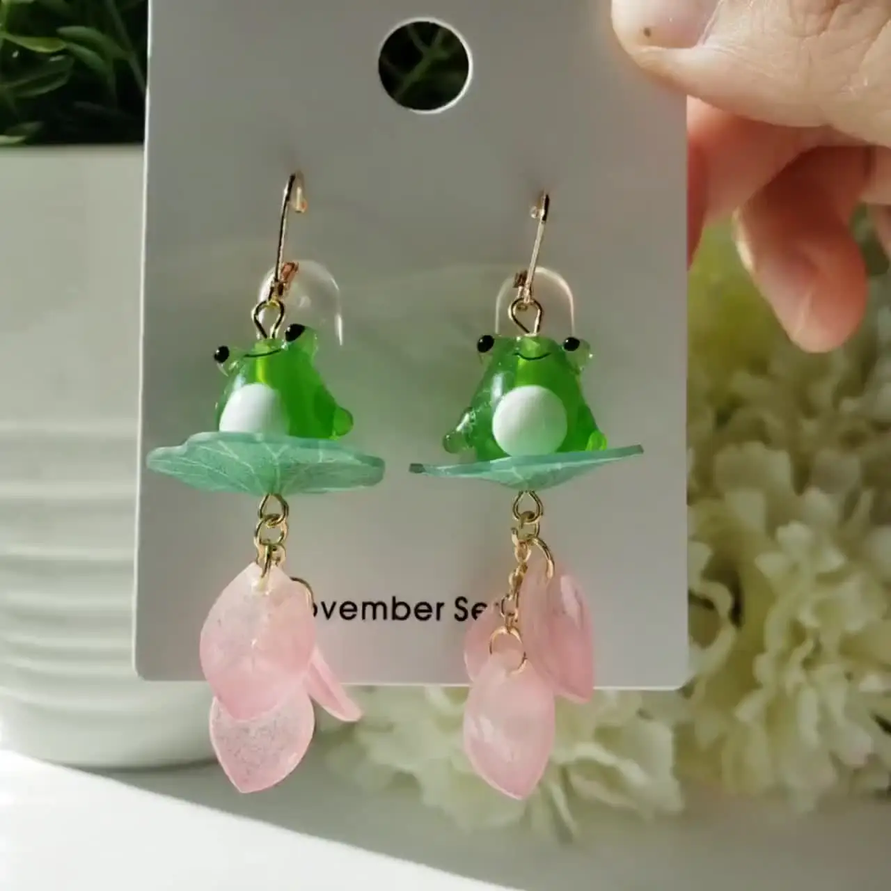 Серьги-капельки из стекла &quotЛягушка на лилии&quot