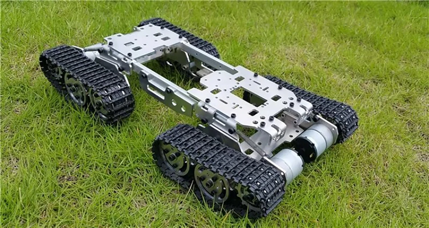 Enfant programmant le Robot Tank RC Programmable avec Bras Mécanique sur un ordinateur, kit STEM éducatif.