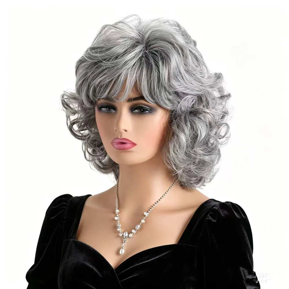 Parrucche Grigie Corte e Riccioline per Donne, Parrucca Sintetica Resistente al Calore con Frangia, Parrucca da Anziana per Uso Quotidiano, Feste, Cosplay, Halloween - immagine 4