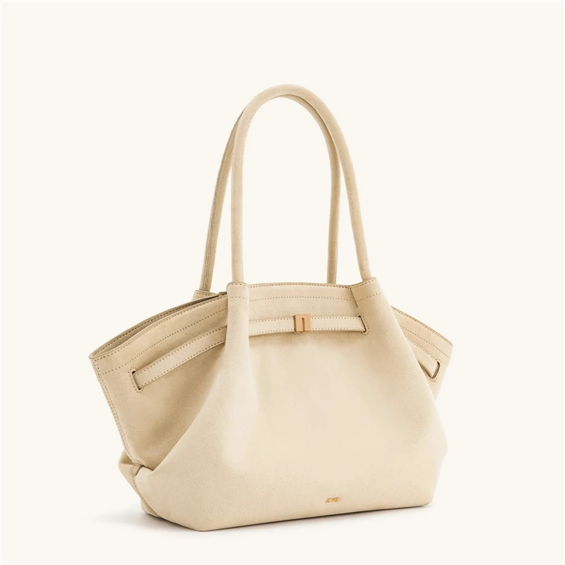 حقيبة "JW PEI" المصممة من جلد الغزال على شكل كعكة...