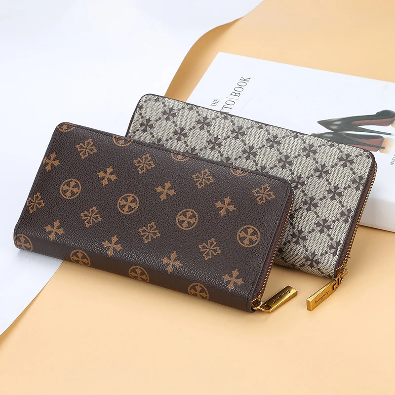 Portefeuille Cuir CHANEL Vintage Noir à Motif Floral - Occasion Très Bon état