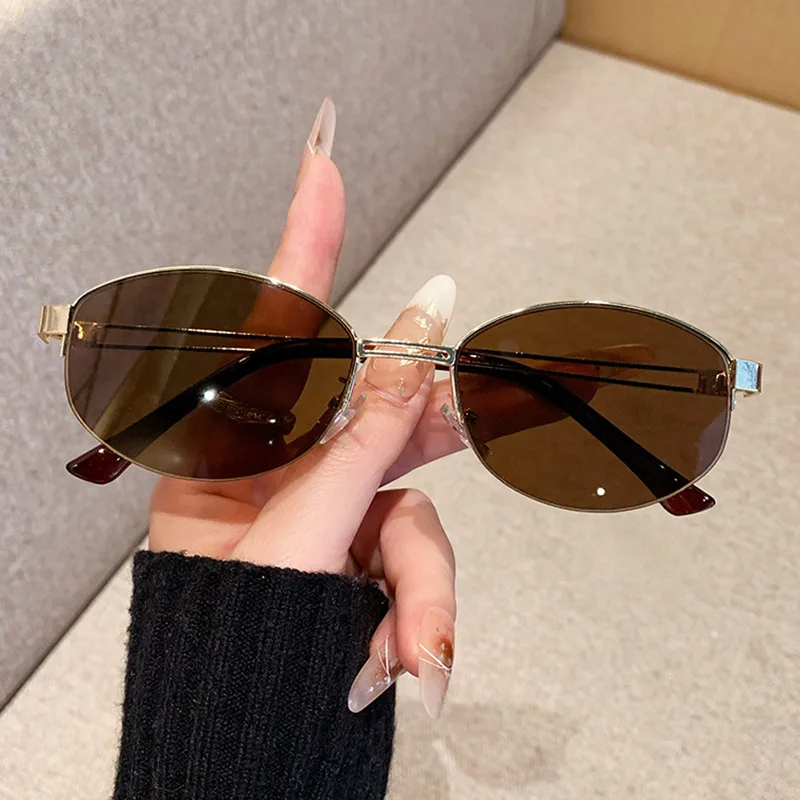 High-End Retro Design UV Protective Metal Sunglasses - Trendy and Fashionable