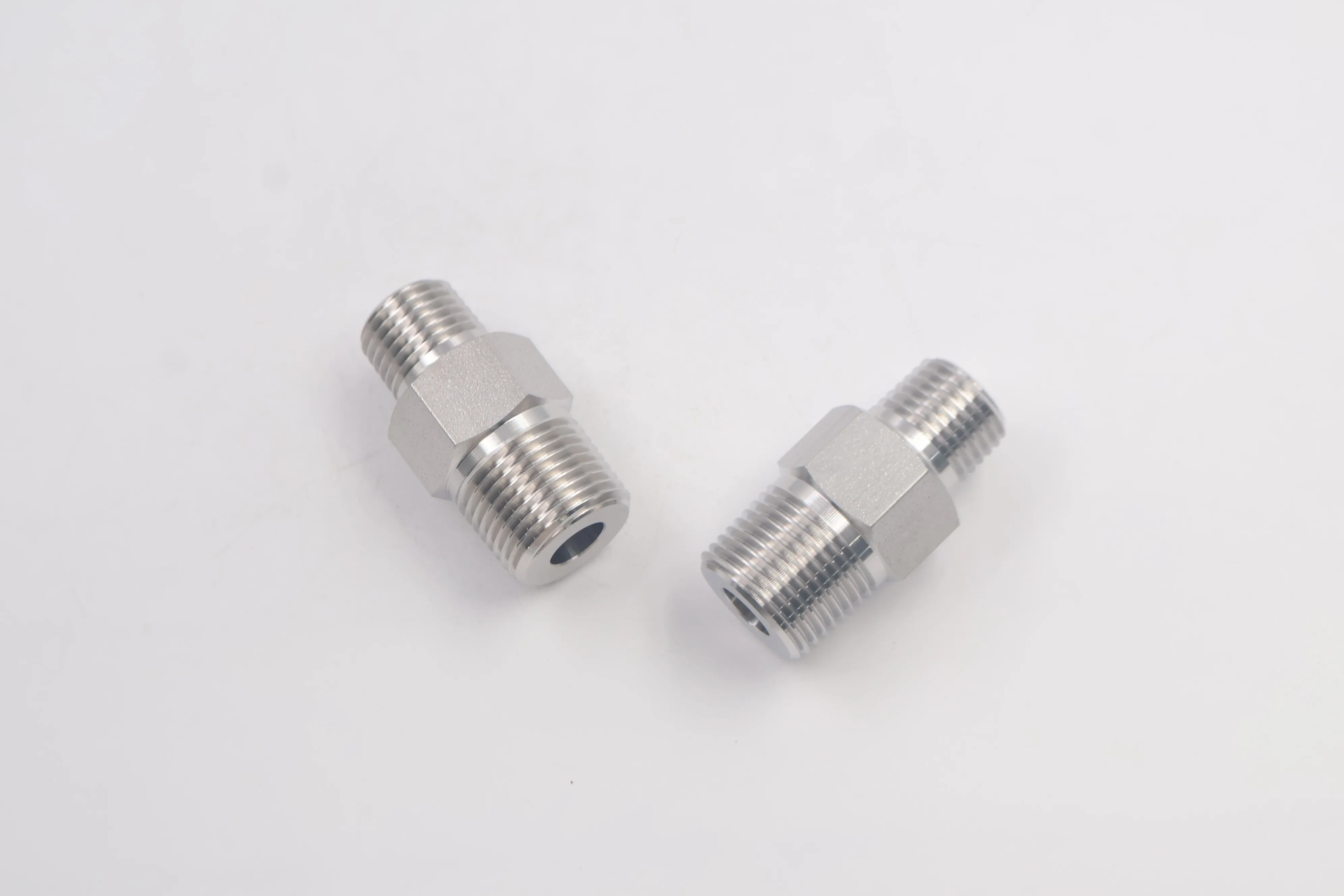 SS-8-HRNT-6RT, Stainless Steel Pipe Fitting, Hex Reducing Nipple, 1/2 in. Male ISO Tapered