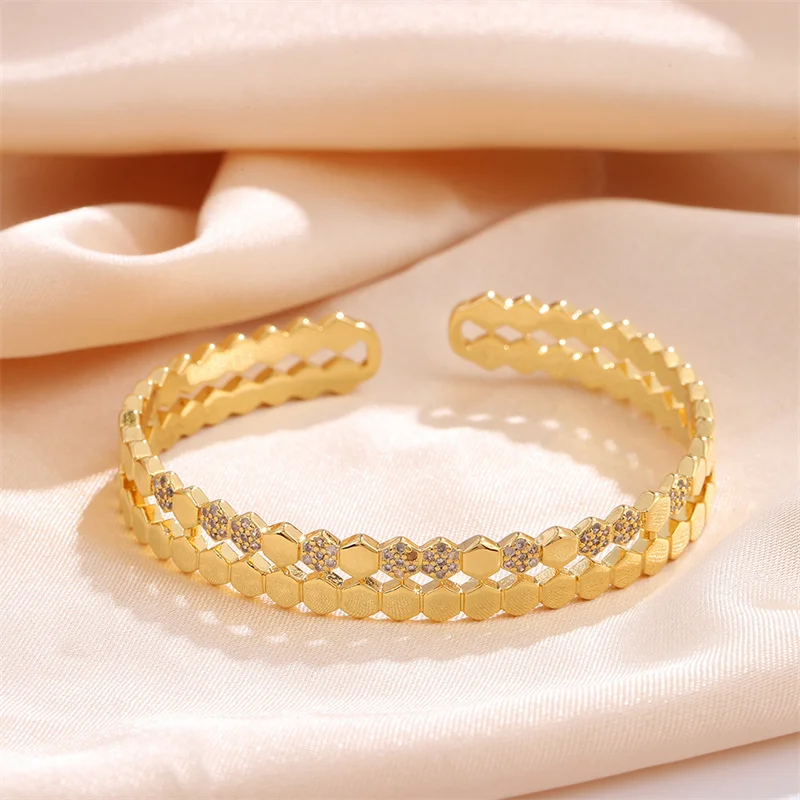 سوار ذهبي ناعم بتصميم سداسي مرصّع