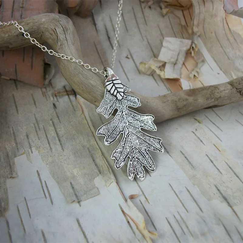 

2022 Vintage Sliver Color Small Oak Leaf Pendant Leaf Accessories Necklace for Women Clavicle Chain Lovers Jewelry Gift