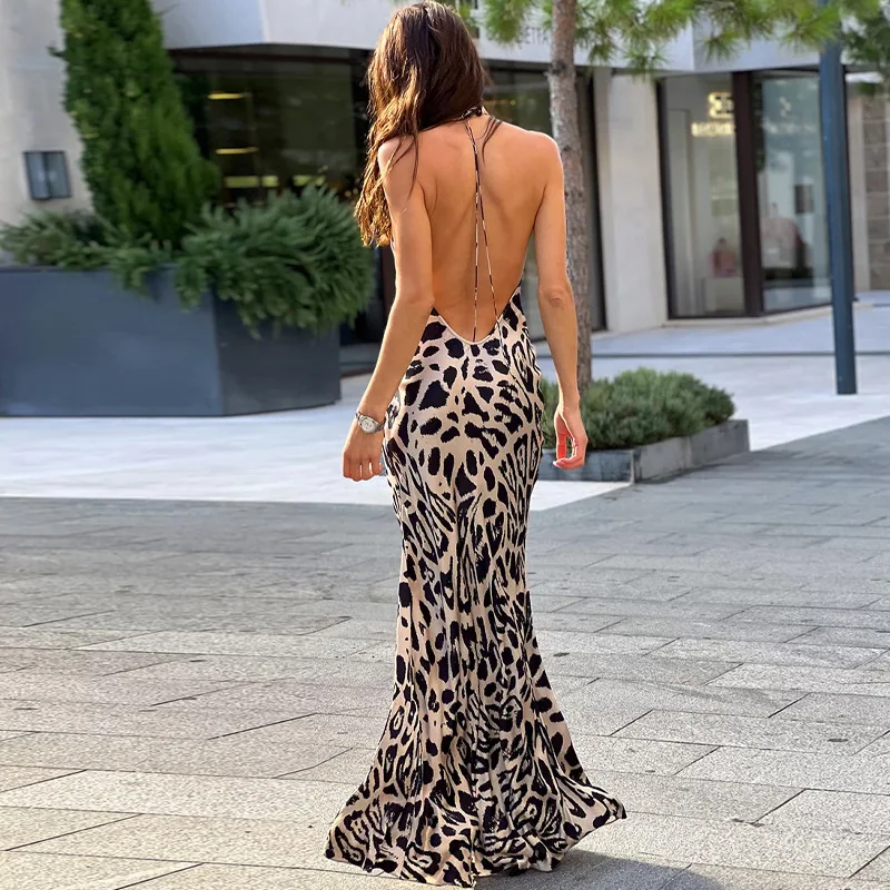 

Женское леопардовое длинное платье с лямкой на шее, открытой спиной и шнуровкой