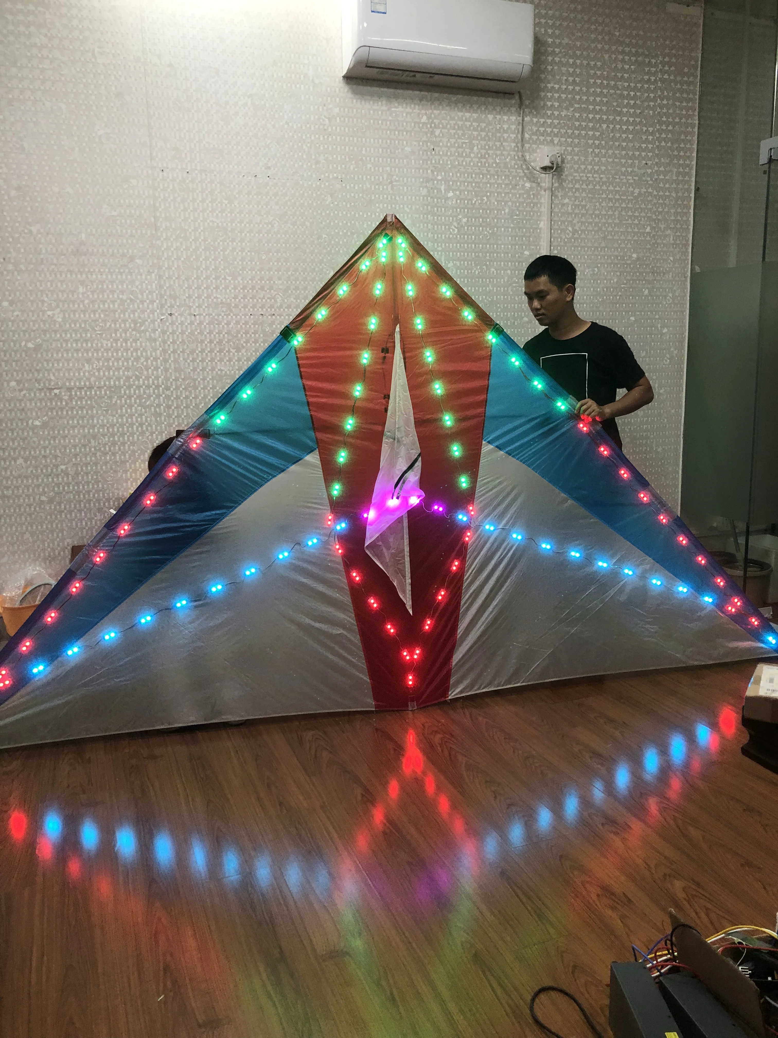 Triangle LED delta kite 3SQ. M diamond nylon delta kite with lights for adult