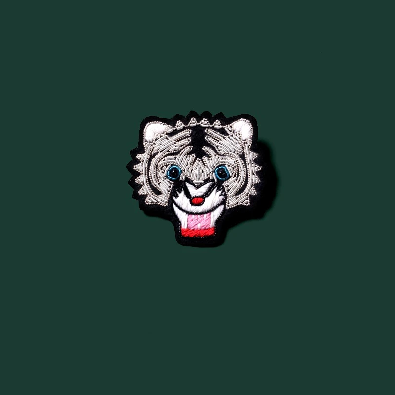 

Fashion Brooch India Silk Metallic Wire Thread Hand Embroidery Tiger Patch Cannetille Badge Pin on Garment Bag Hat Deco Applique