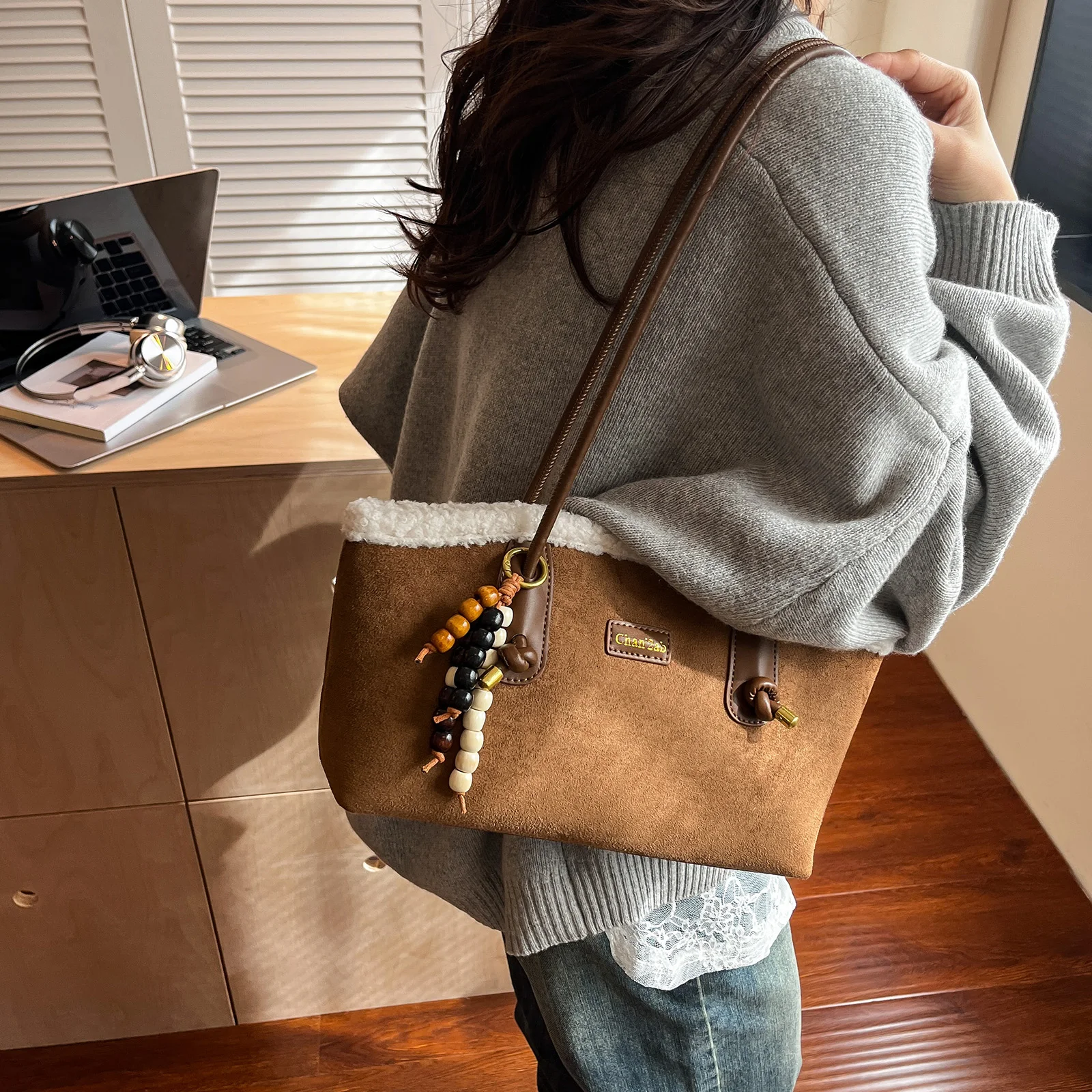 Women Lambswool Patchwork Tote Bag Large Capacity Faux Suede Shoulder Bag Versatile Tote Handbag Travel Date Shopping Handbag