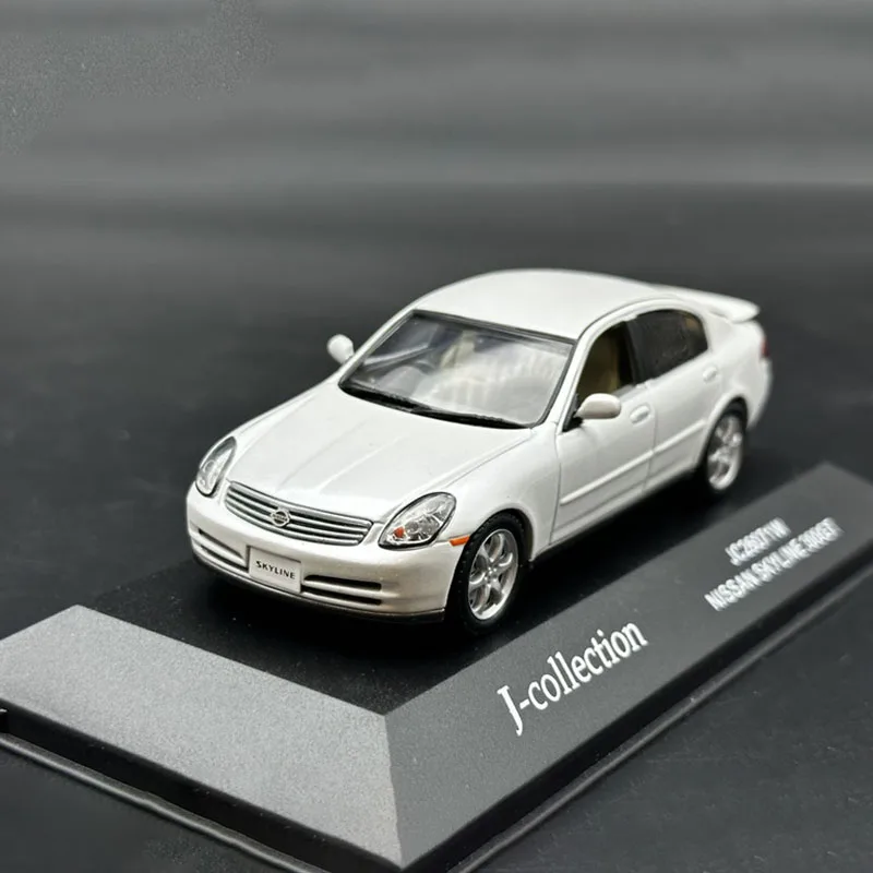 

Модель автомобиля Nissan Skyline 300GT седан в масштабе 1:43