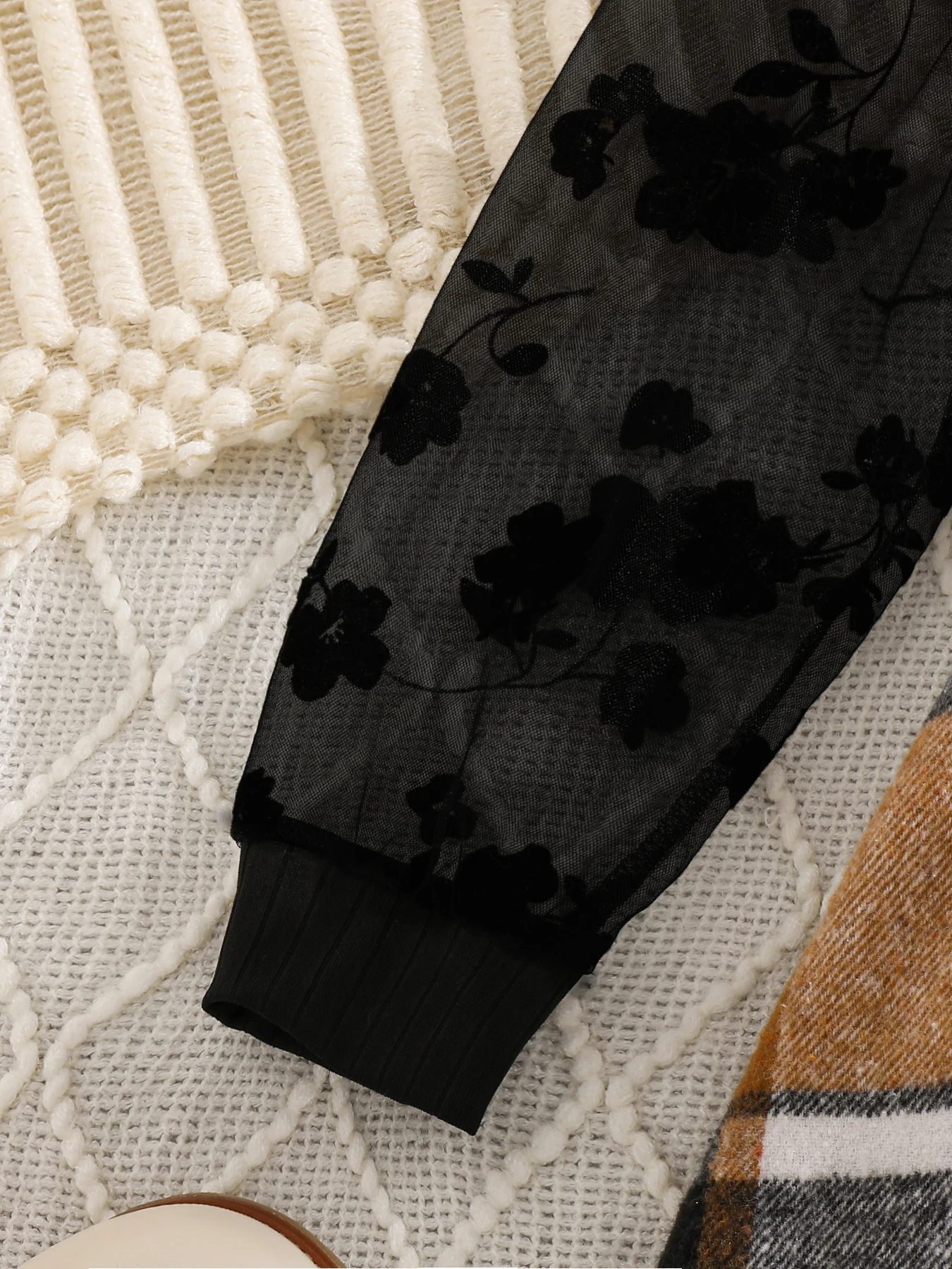 طقم بناتي أنيق - بلوزة سوداء وتنورة منقوشة