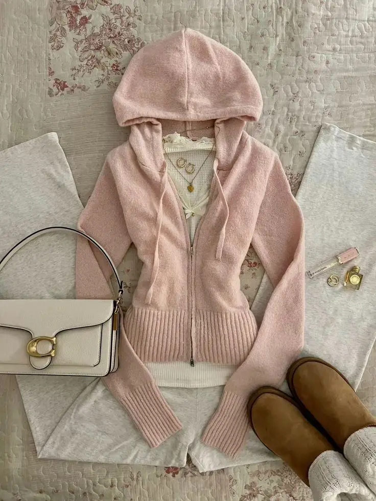 Rosa Leopardenmuster mit Hut, Mantel, Hut, kleine Ohrdekoration mit Taschenästhetik, Feenmode, ziemlich süße Schwester, alles