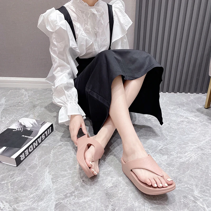 여성 여름 캐주얼 미끄럼 방지 방수 실내 겉옷 증가 해변 플립 플롭 부드러운 바닥 클립 온 슬리퍼