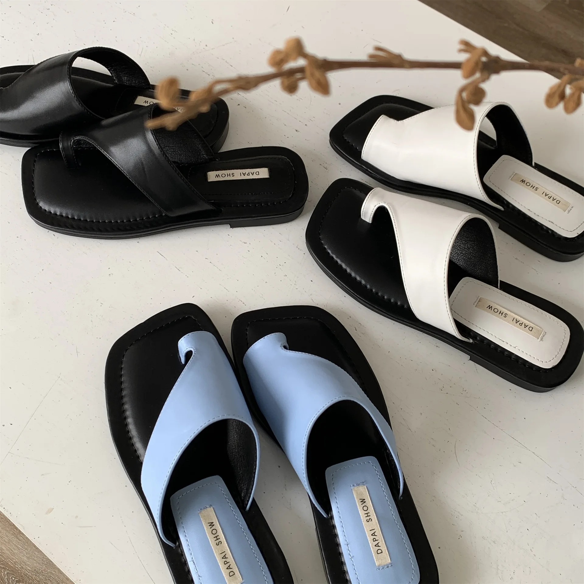 

Soft soled sandals for women wearing half slippers for outer wear flat bottomed lazy man with toe beach shoes for women