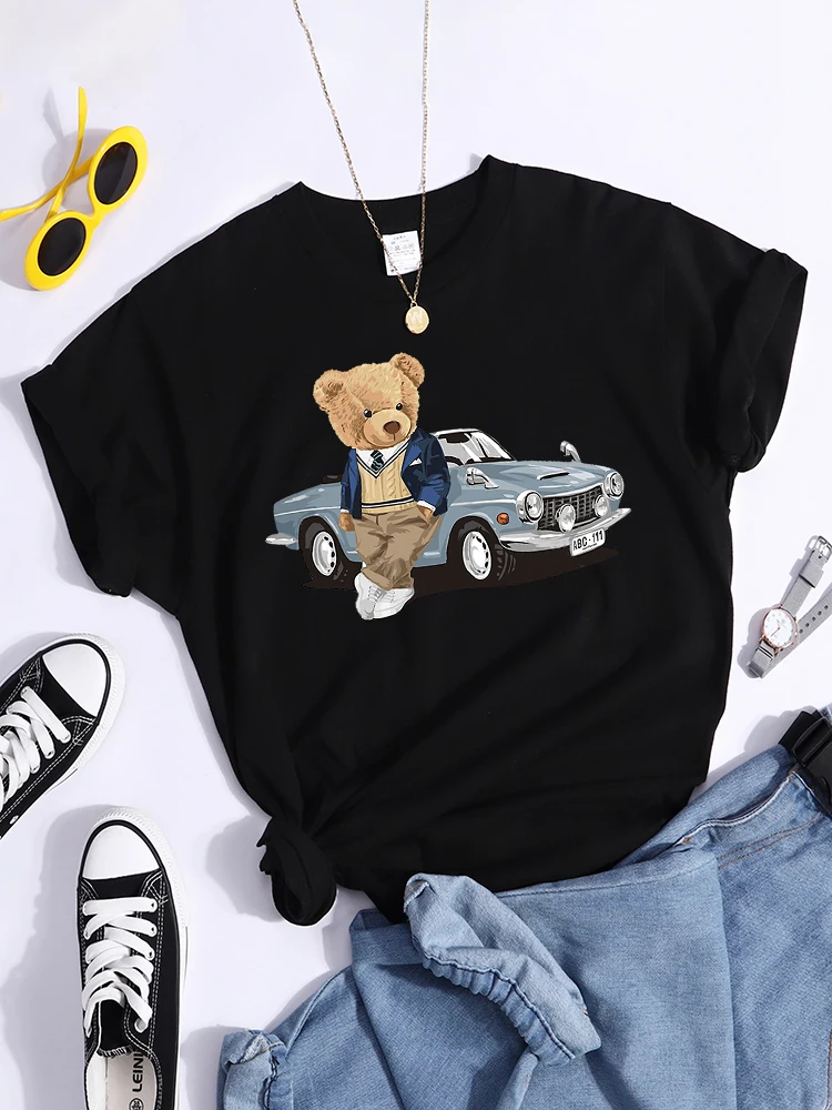 Teddy Bear Beside The Car T-Shirt Hip Hop Summer Tee Tops Soft Casual Individualt-Shirt Creativity Essential Women Tshirt