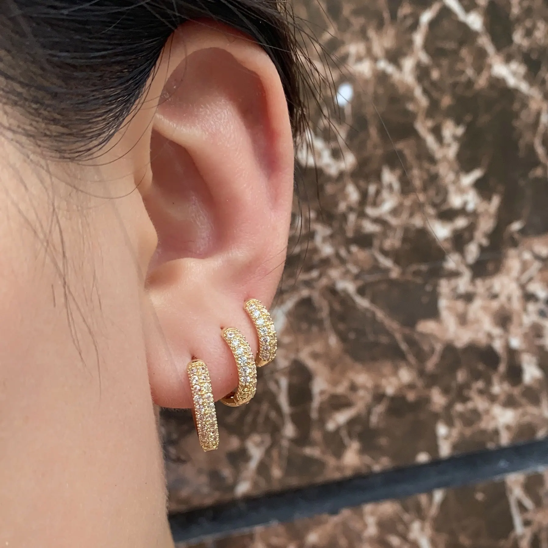 2024 Mode zweireihige Zirkon Huggie Creolen Gold Farbe kleine Knorpel Piercing kleine Ohrringe Hochzeit Schmuck Zubehör – Detail 5