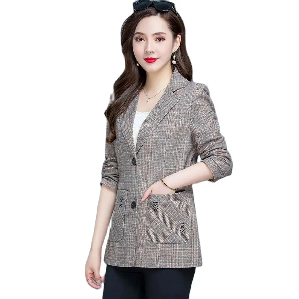 Осенний Новый женский клетчатый костюм для женщин среднего и пожилого возраста Корейская версия приталенного силуэта Модный женский пиджак большого размера 5XL.
