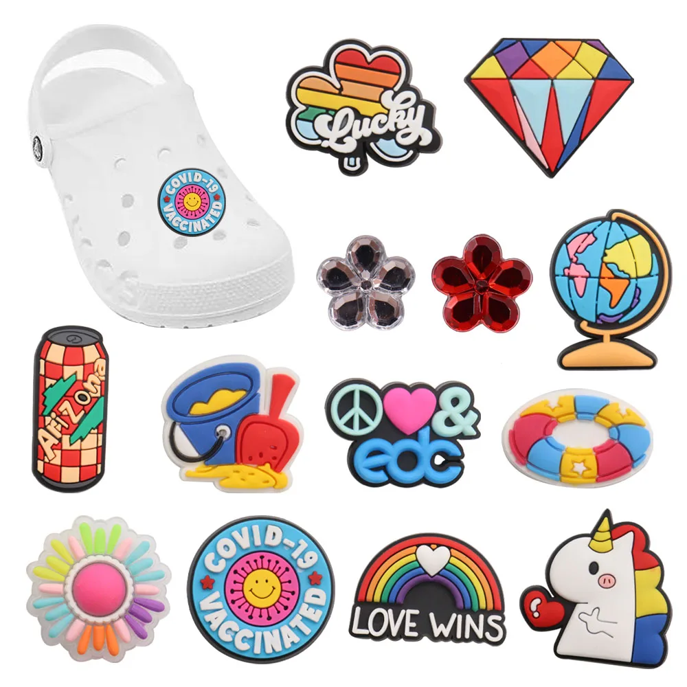 

Mix 50pcs PVC Life Buoy Love Wins Diamond Flower Horse Globe Drink Rainbow Shoe Charms Croc Jibz Slipper Accessories Kid Gift