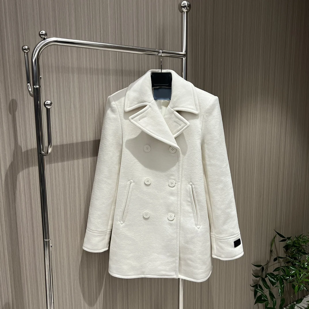 

Double-breasted silhouette wool coat with large lapel medium length