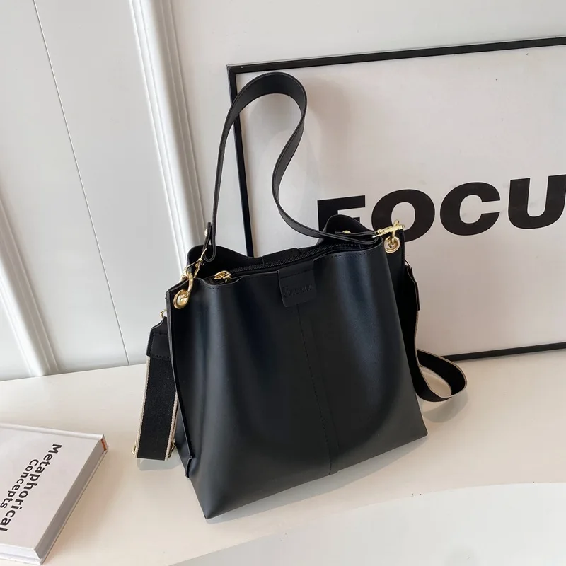 تصميمات حقائب الحفلات النسائية لعام 2025: مجموعة ج...