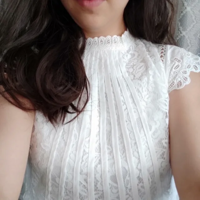 Blusas Casuais de Verão: Uma Toque de Elegância e Conforto 4 Blusa Casual de Verão com Mangas Pétalas