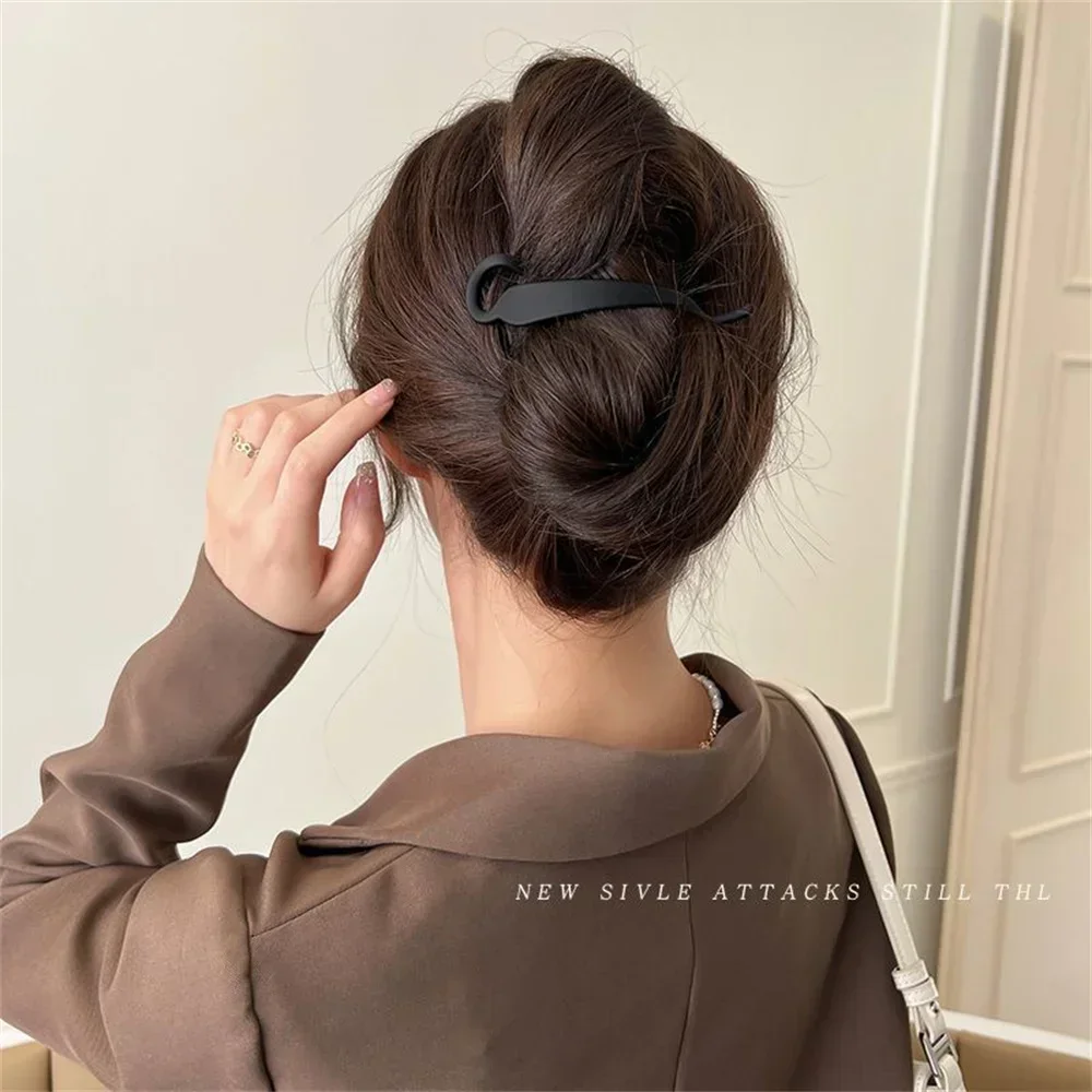 세련되고 다목적적인 Frosted Matte 바나나 클립으로 머리카락에 우아함과 스타일을 더하세요.
