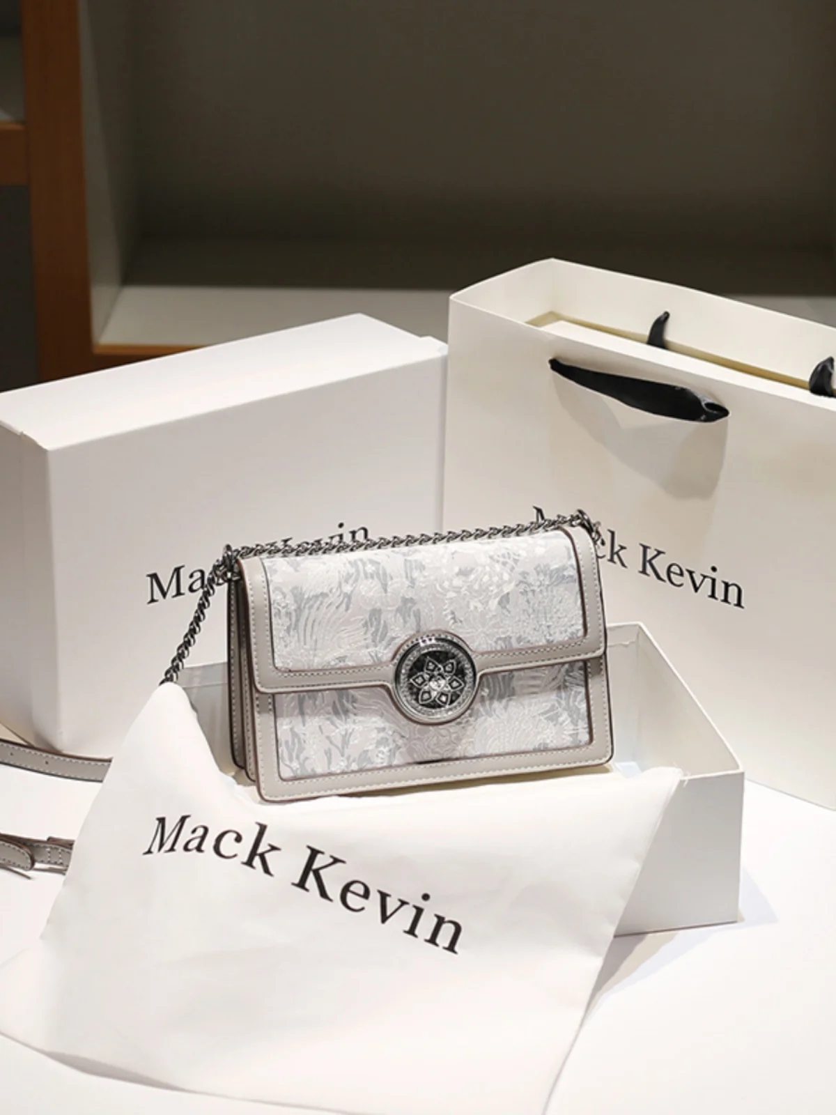 حقيبة جلد مطرزة فاخرة