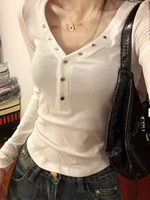 Slim Fit Long Sve V-Ne T-irt Women Early Autumn Design Irregular ort Top Sexy Girl Sle Pure Color Button Detail