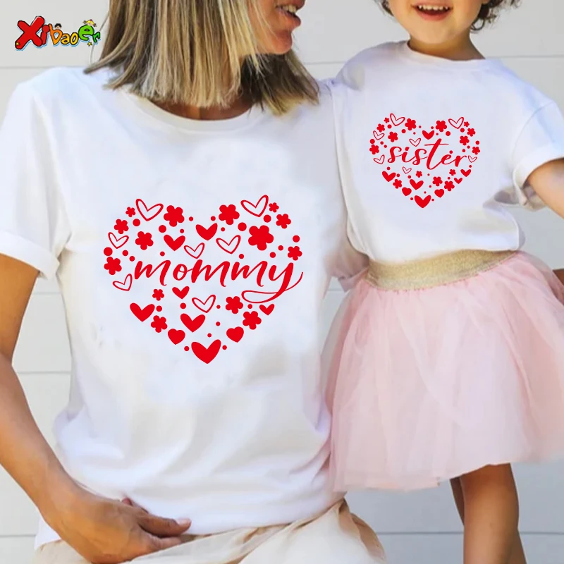 

Женская летняя футболка с надписью «Love Family»