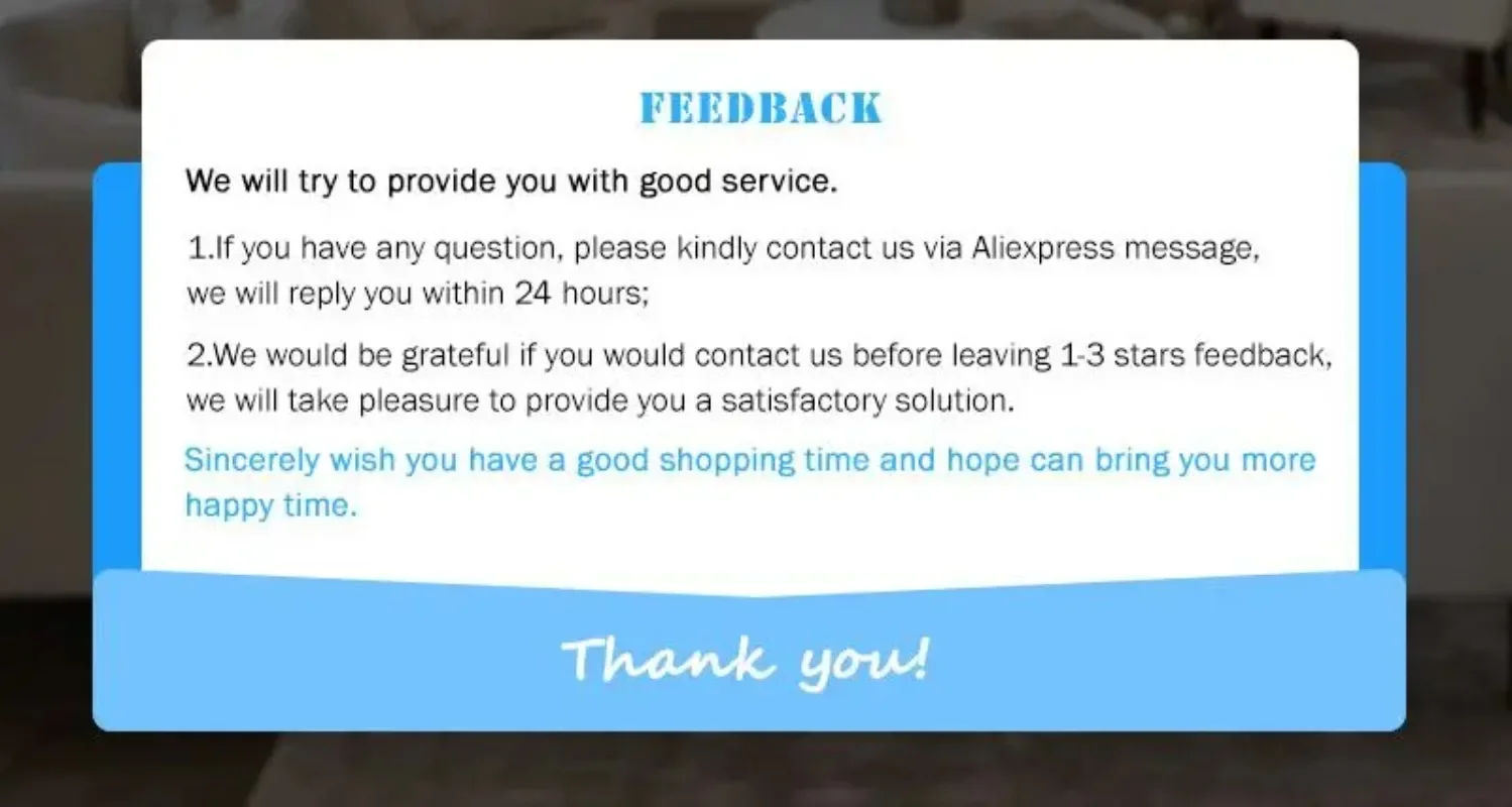 Mini diktafon raspoređen s uredno posloženim dodacima