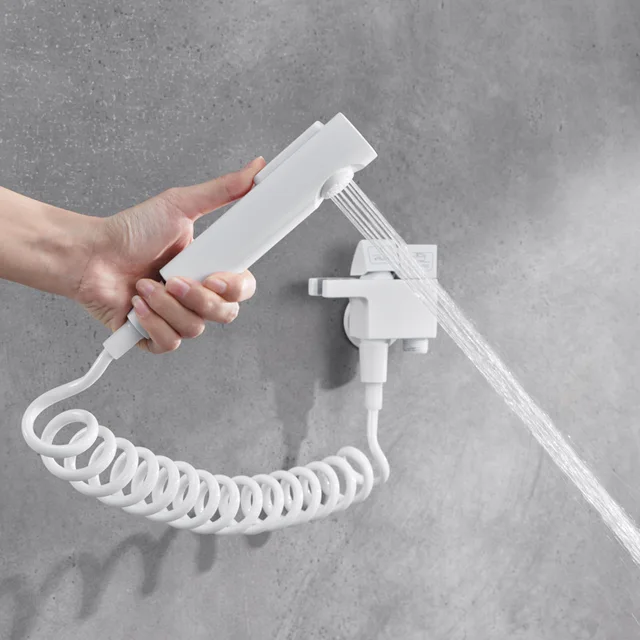 ห้องน้ําสีขาวความดันห้องน้ําสเปรย์ปืนวัสดุทองเหลืองล้างก๊อกน้ําห้องน้ําผู้หญิงเครื่องล้างจานชุดทําความสะอาด 1