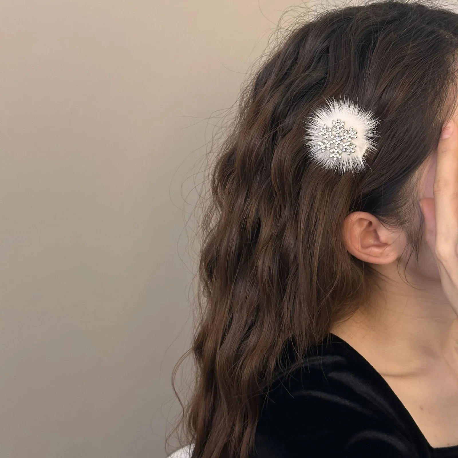1PC Winter Snowflake Fuzzy Hair Clip, Autumn Winter Plush Rhinestone Hair Accessory, White Fluffy Hair Barrette For Women