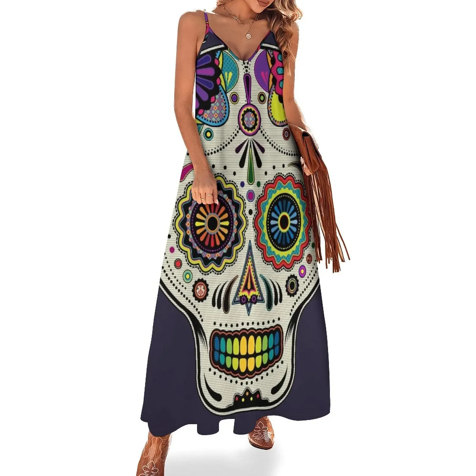 

Женское длинное платье без рукавов с изображением черепа