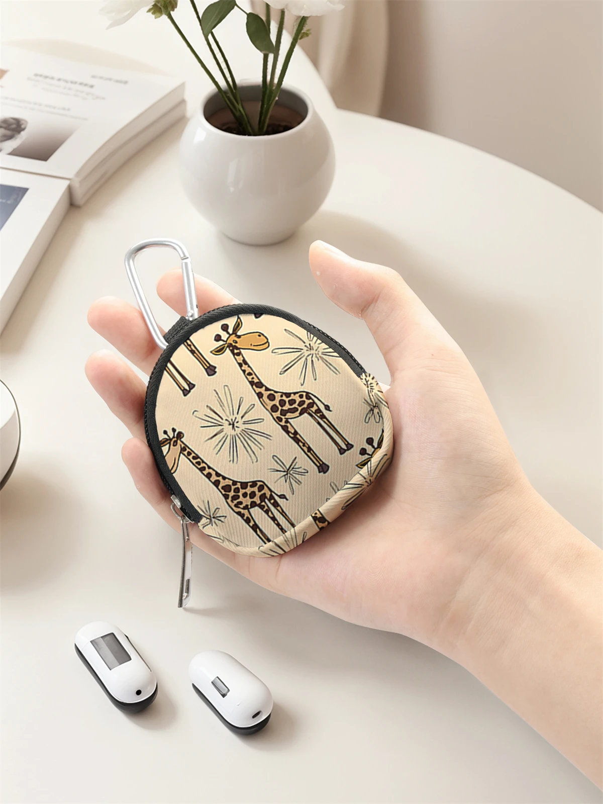 Giraffe pattern printed mini wallet, zipper change bag with hook clip, headphone key bag, suitable for men and women