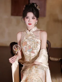 A new style of Chinese-style sleeveless cheongsam paired with shawl for toasting
