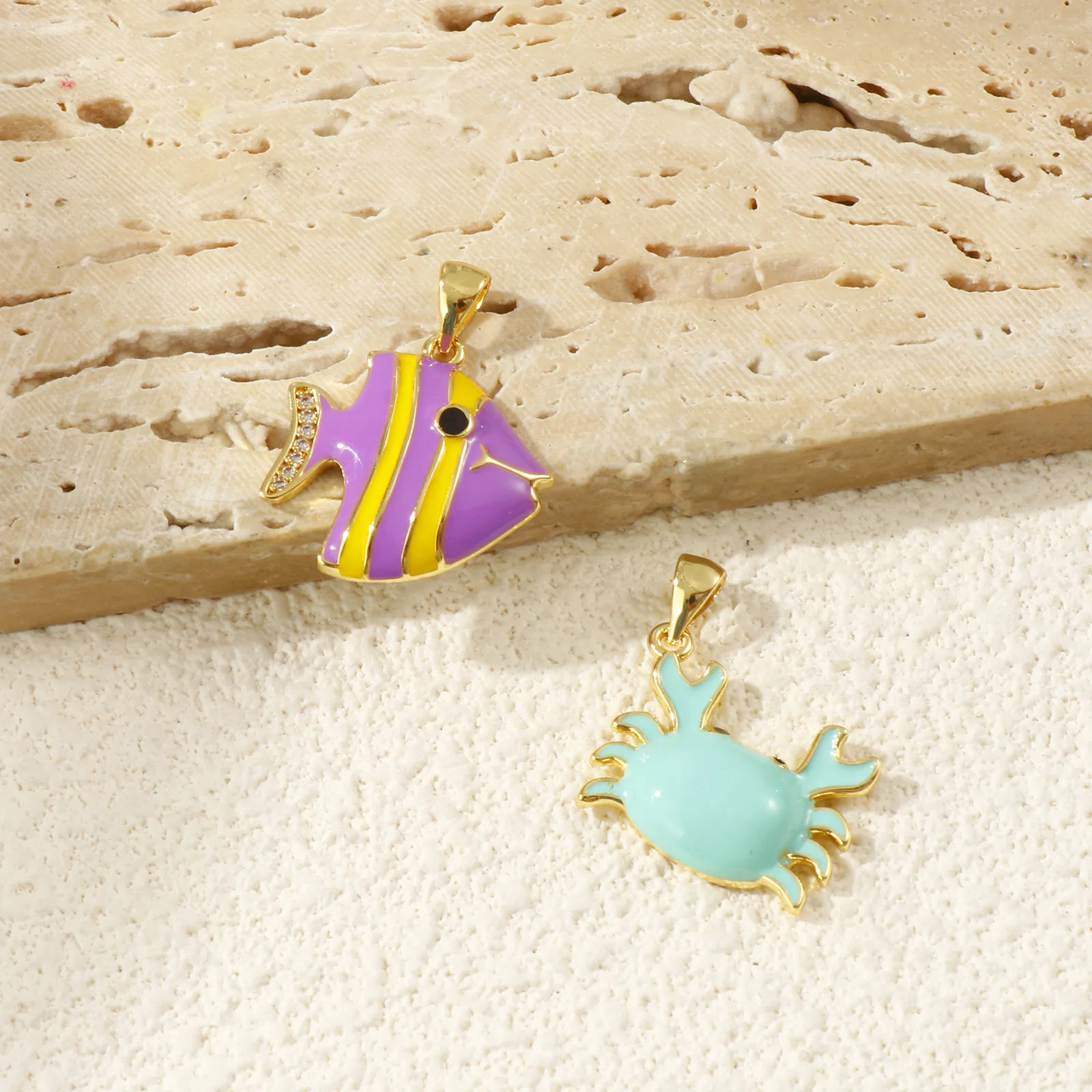 2 Stück Messing Ozean Schmuck Anhänger 18 Karat vergoldet Emaille Tropische Fische Krabbe Charms für DIY Halskette Schlüsselanhänger Herstellung von Erkenntnissen – Detail 2