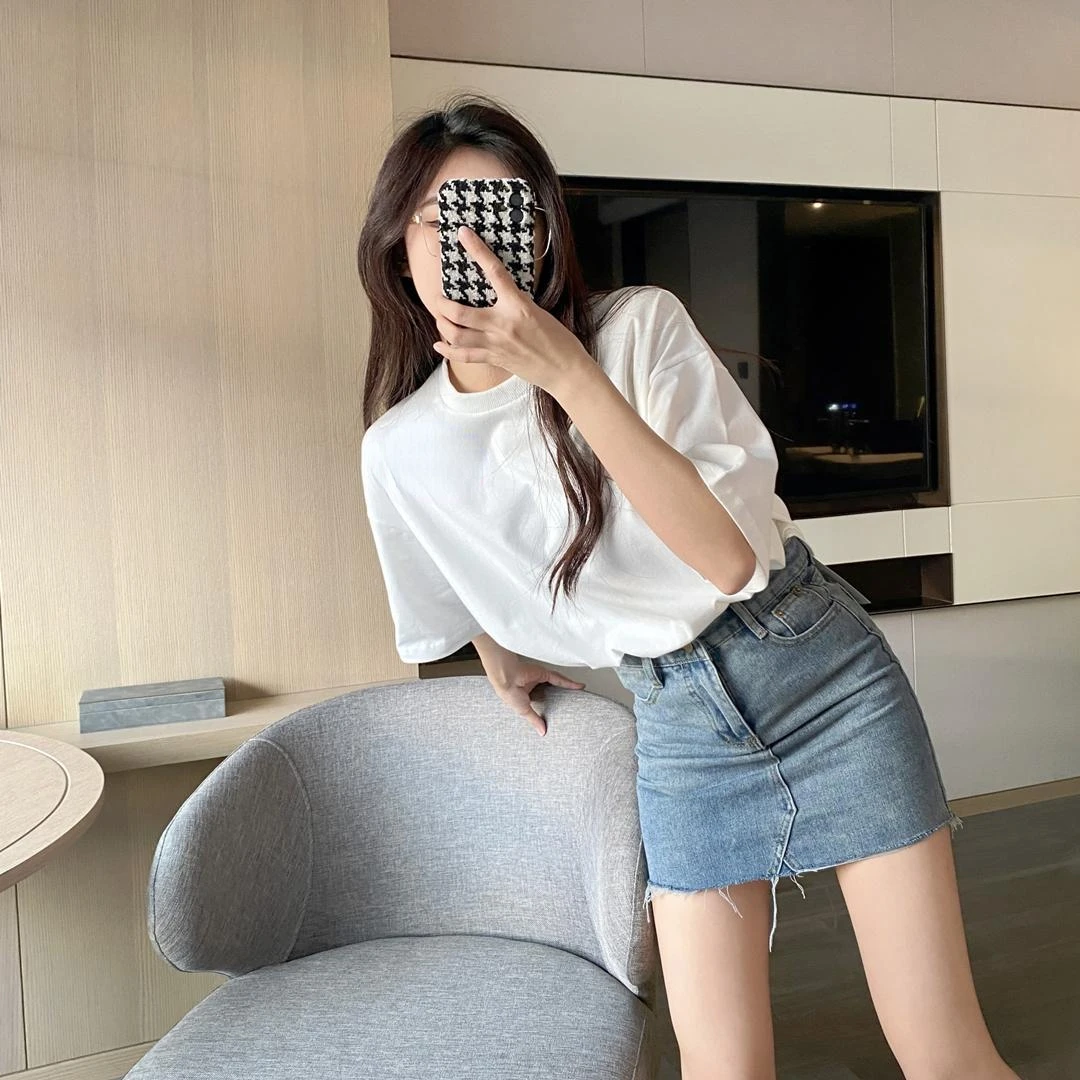 남성과 여성을 위한 순면 반팔 티셔츠 루즈하고 다재다능한 반팔 오버사이즈 탑 같은 흑백 여름