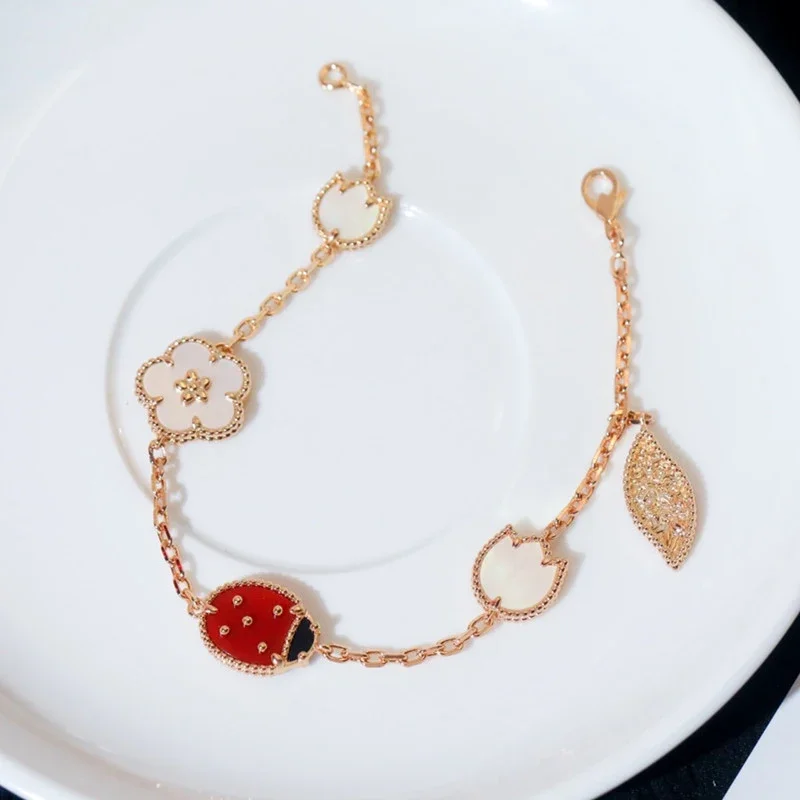 

Женское весеннее ювелирное изделие из серебра пробы