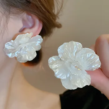 Elegant White Flower Earrings 1