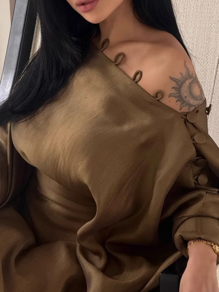 فستان ذهبي بتصميم كاب أنيق