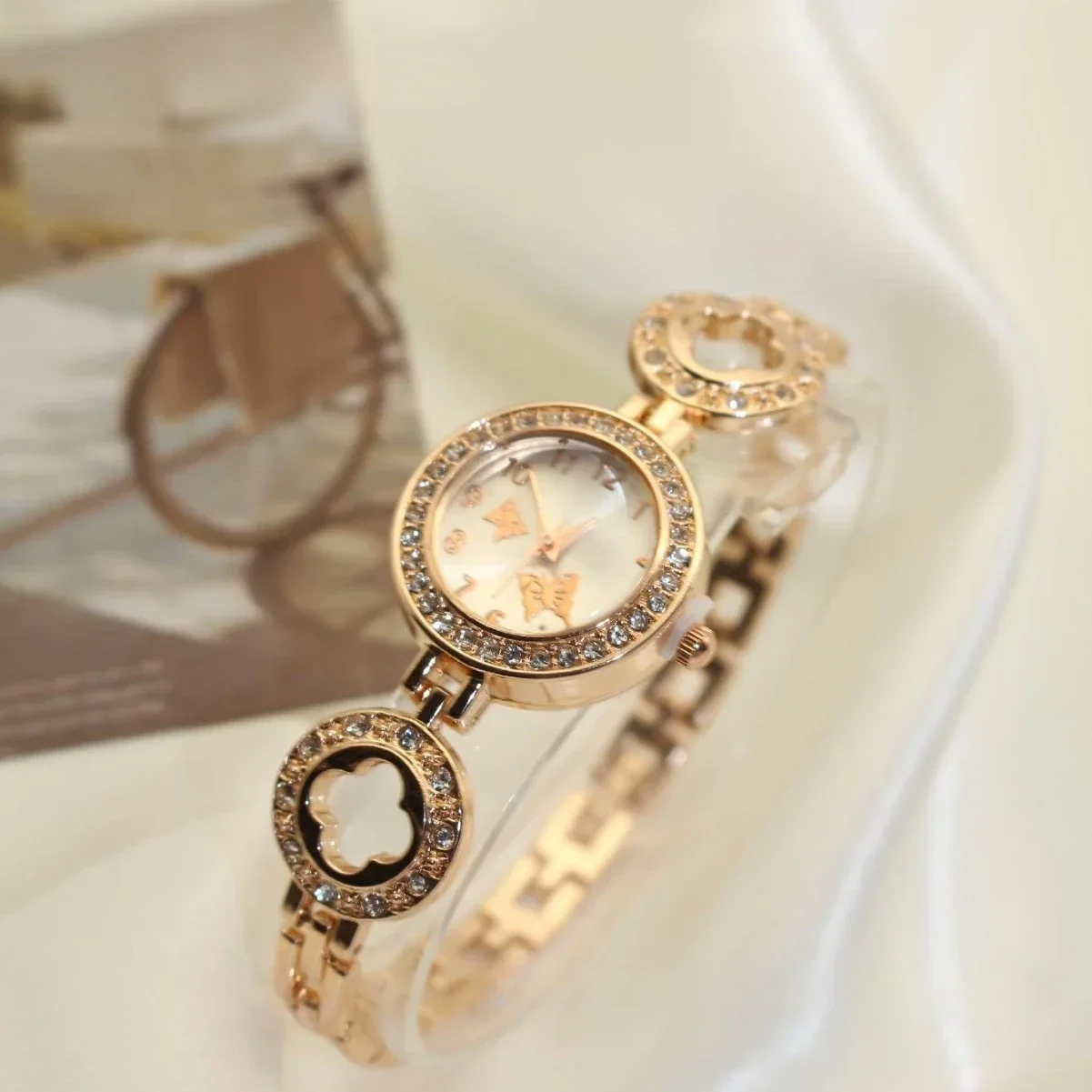 

New Lady's Watches Light Luxury Diamonds Four-leaf Grass Medieval Bracelet Watch Women's Reloj Para Mujer Часы Женские Наручные