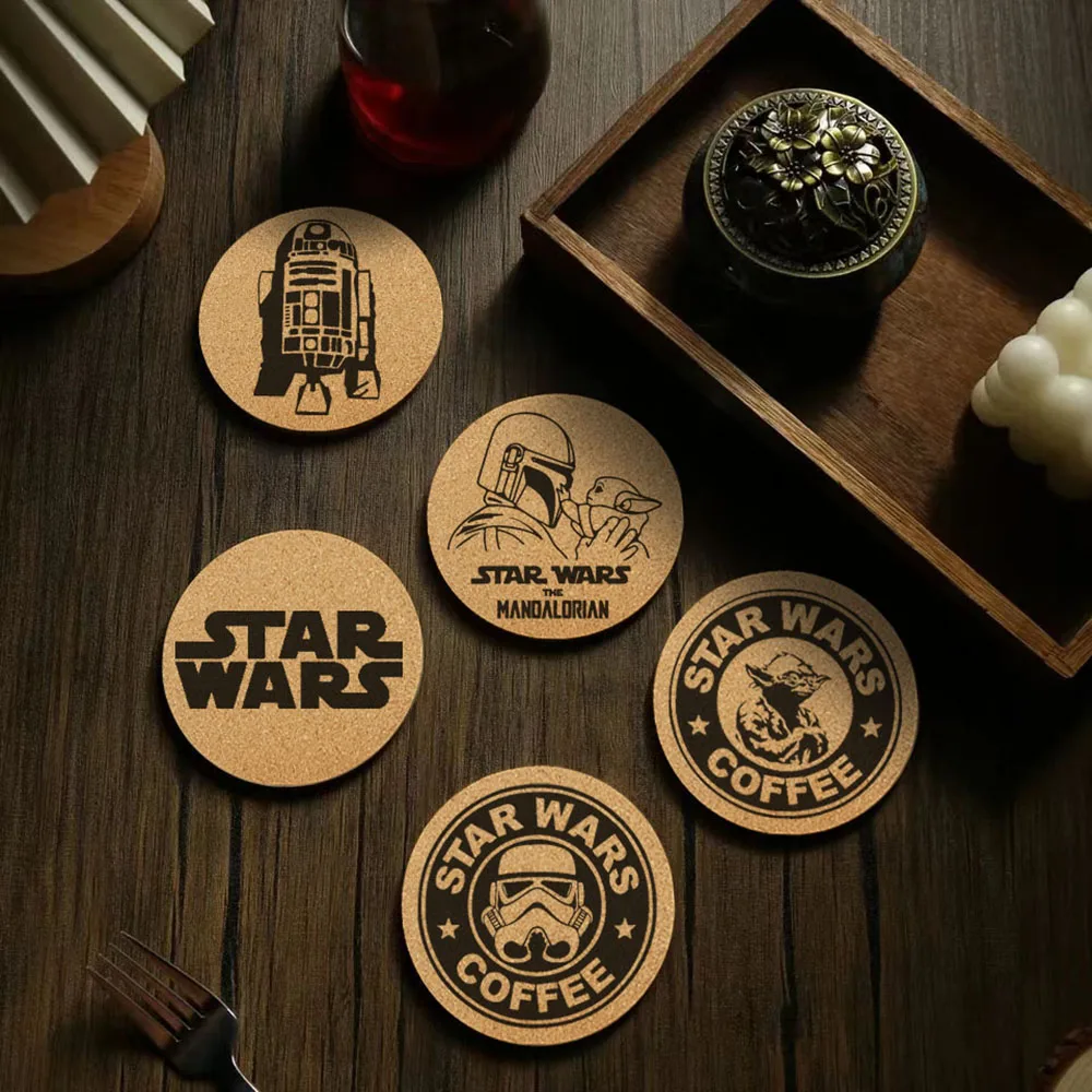 Новинка, выгравированный держатель для кофейных кружек и напитков Yoda R2D2 из Диснея в стиле Звездных войн, кухонный коврик из натурального дерева Новинка, выгравированный держатель для кофейных кружек и напитков Yoda R2D2 из Диснея в стиле Звездных войн, кухонный коврик из натурального дерева