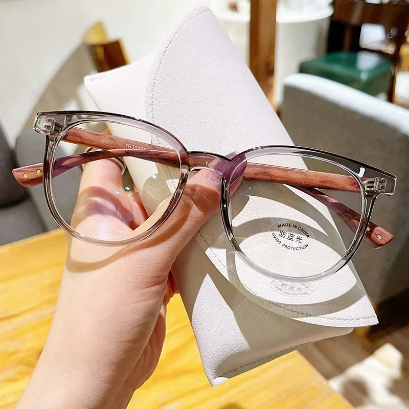 Ultra-Light Retro Wood Grain Round Frame Myopia Glasses with Anti-Blue Light Protection