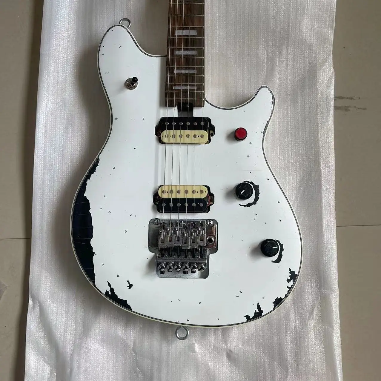 

Abnormal handmade imitation old electric guitar, white nitro paint, delivery pictures, free delivery to home