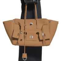 Sac fourre-tout de banlieue de luxe de grande capacité, texture à la mode et avancée, sac à main en cuir souple et généreux résistant à l'usure 3