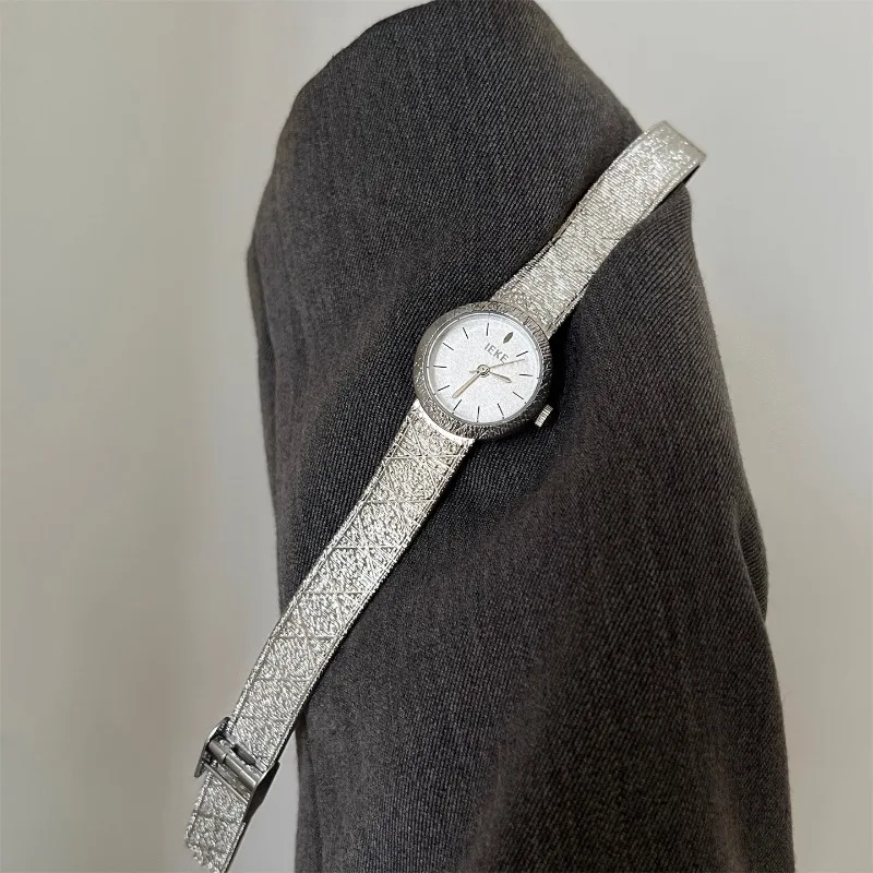 ساعة نسائية ذهبية بنقش فاخر – تصميم كلاسيكي أنيق