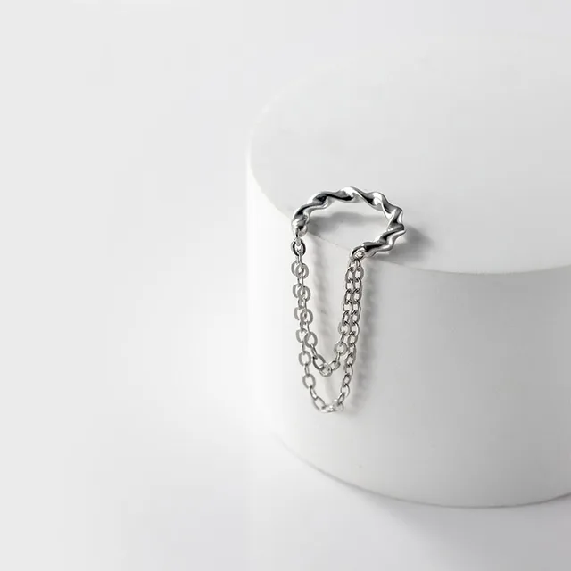 TrustDavis 더블 체인 클립 귀걸이는 고딕 스타일의 고상하면서도 매력적인 장식으로, 다양한 스타일에 매치가 가능하며 선물로도 적절한 선택이다.