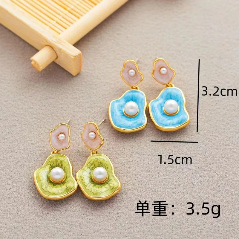 Simple Designer Lotus Leaf Stud Earrings for Women Fashion Statement Metal Flower White Pearl Earrings Ladies Party Gift Jewelry