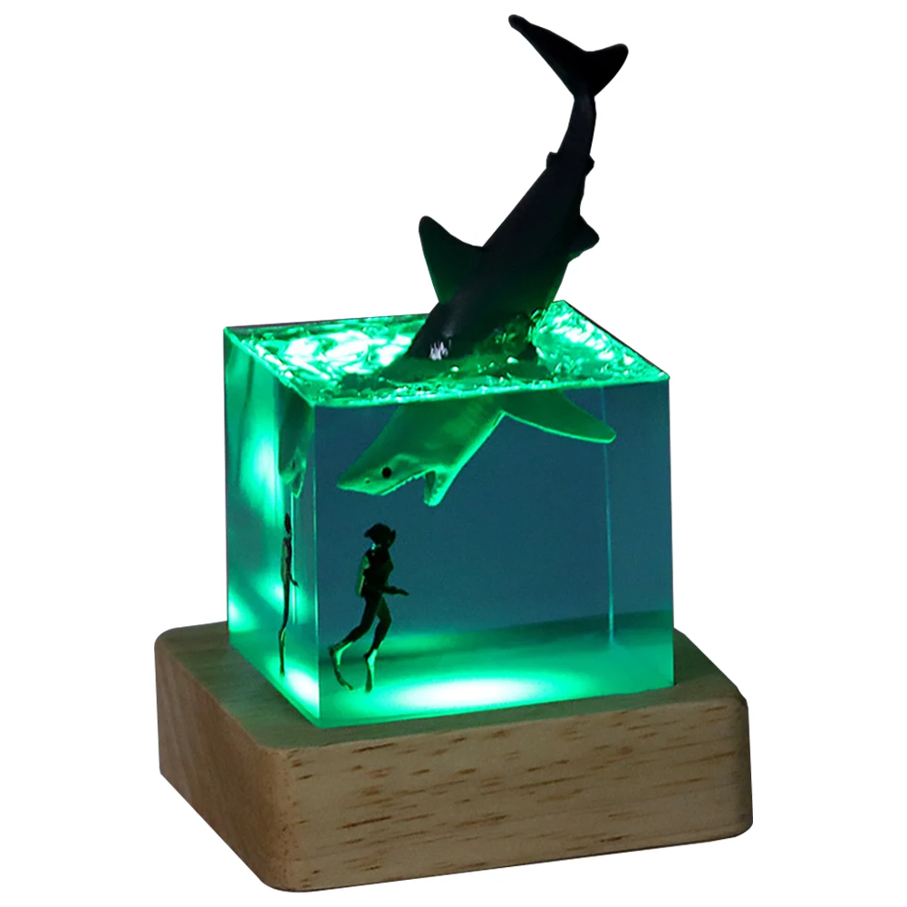 Luce Notturna In Resina Epossidica Con Squalo Balena E Sub | Cubo 5x5x5 Cm Con Base In Legno | Lampada LED USB Micro Paesaggio Marino - 2