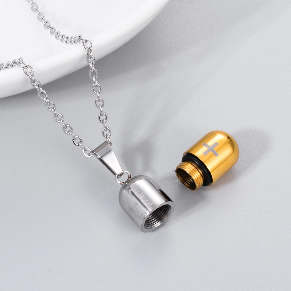 JewelryWe Collana Ciondolo Capsula Apribile Portapillole - Con Kit Di Riempimento, In Acciaio Inox, Con Simbolo Om Mani Padme Hum
